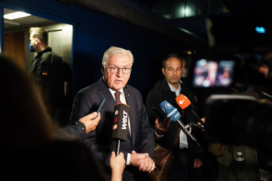 Ông Steinmeier được truyền thông săn đón khi tới Kiev (ảnh: DW)