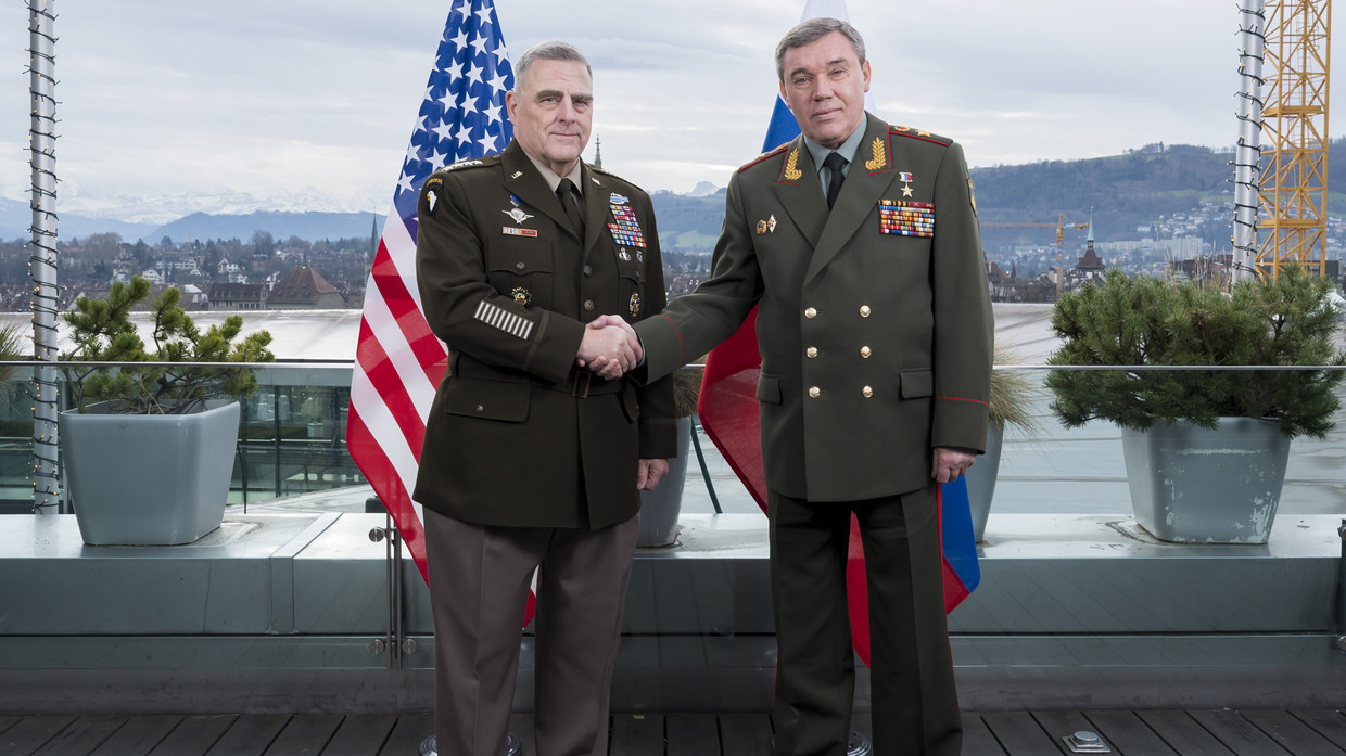 Đại tướng Nga&nbsp;Valery Gerasimov (phải) gặp đại tướng Mỹ&nbsp;Mark Milley ở Thụy Sĩ năm 2019.