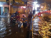 Tin tức trong ngày - Mưa lớn ở TP.HCM, đường ngập nửa mét, hàng trăm người vật vã trong mưa