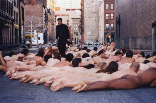 Tác phẩm sắp đặt, chụp ảnh khỏa thân tập thể của nghệ sĩ Spencer Tunick.