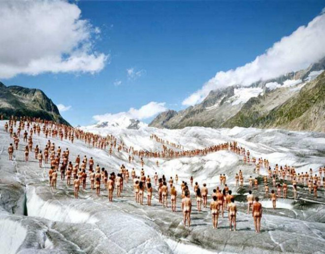 Bức ảnh khỏa thân nghệ thuật của ông Spencer Tunick chụp tại sông băng ở Thụy Sĩ.