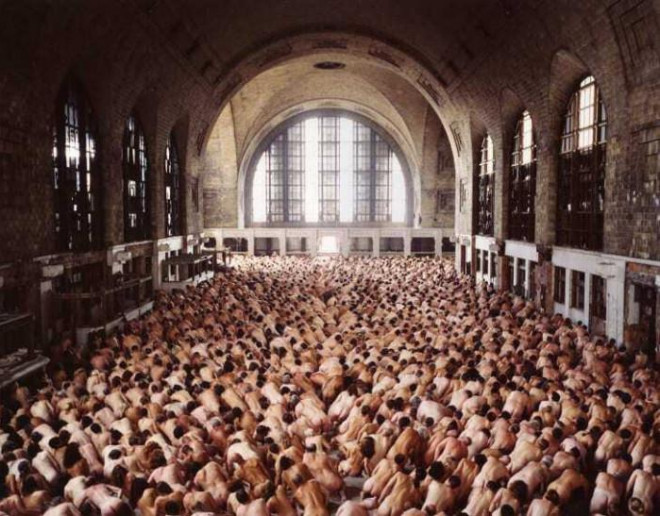 Nghệ sĩ Spencer Tunick chụp ảnh khỏa thân với sự tham gia của hàng nghìn người tại Buffalo, New York, Mỹ năm 2005.