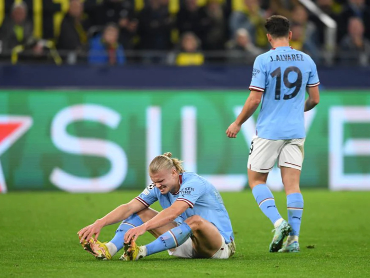 Pep Guardiola hé lộ lý do thay Haaland sớm, fan Man City lo sốt vó