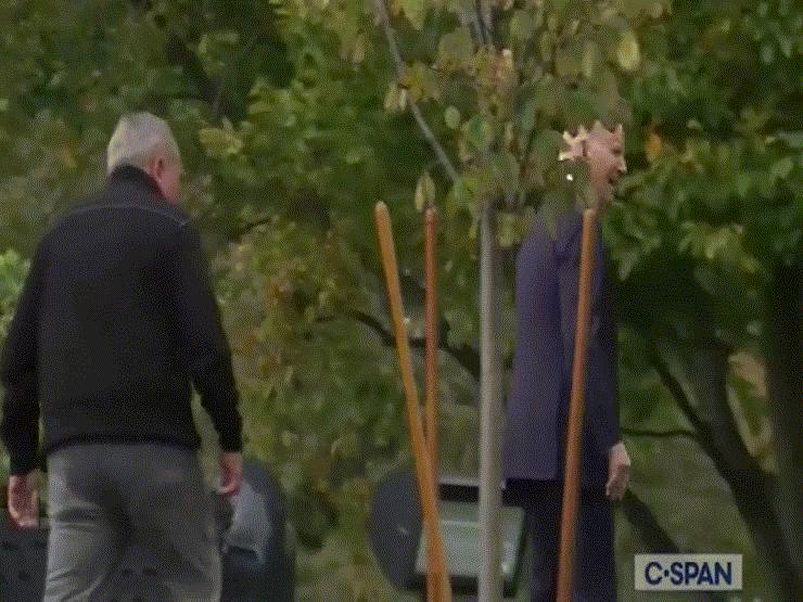 Video: Ông Biden suýt lạc đường trong vườn Nhà Trắng
