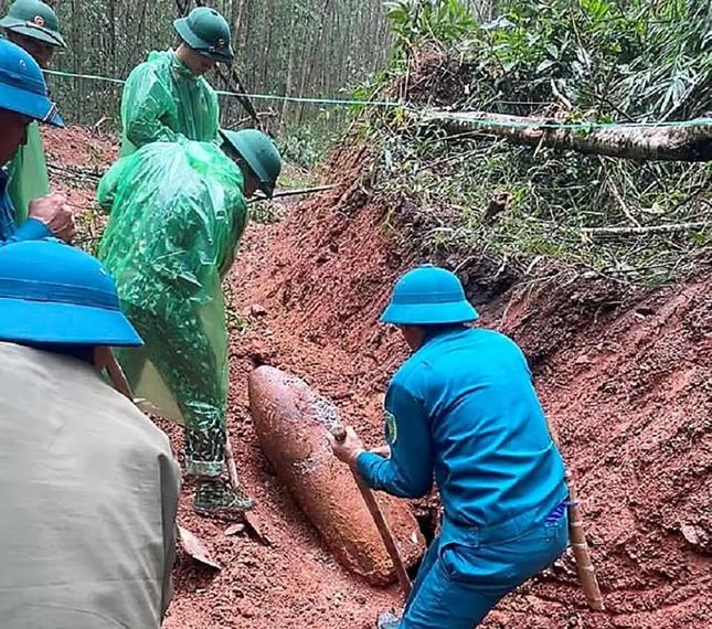 Đào đất làm đường, tá hoả phát hiện quả bom dài 1,3m còn nguyên ngòi nổ - 1