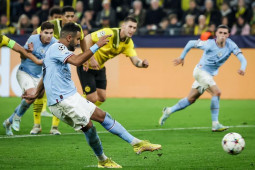 Man City lập kỷ lục hỏng penalty Cúp C1, "tội đồ" Mahrez bị fan chỉ trích