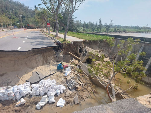 Đường lên bán đảo Sơn Trà (TP Đà Nẵng) bị sạt lở hết sức nặng nề sau đợt mưa lịch sử hôm 14-10 Ảnh: Hải Định