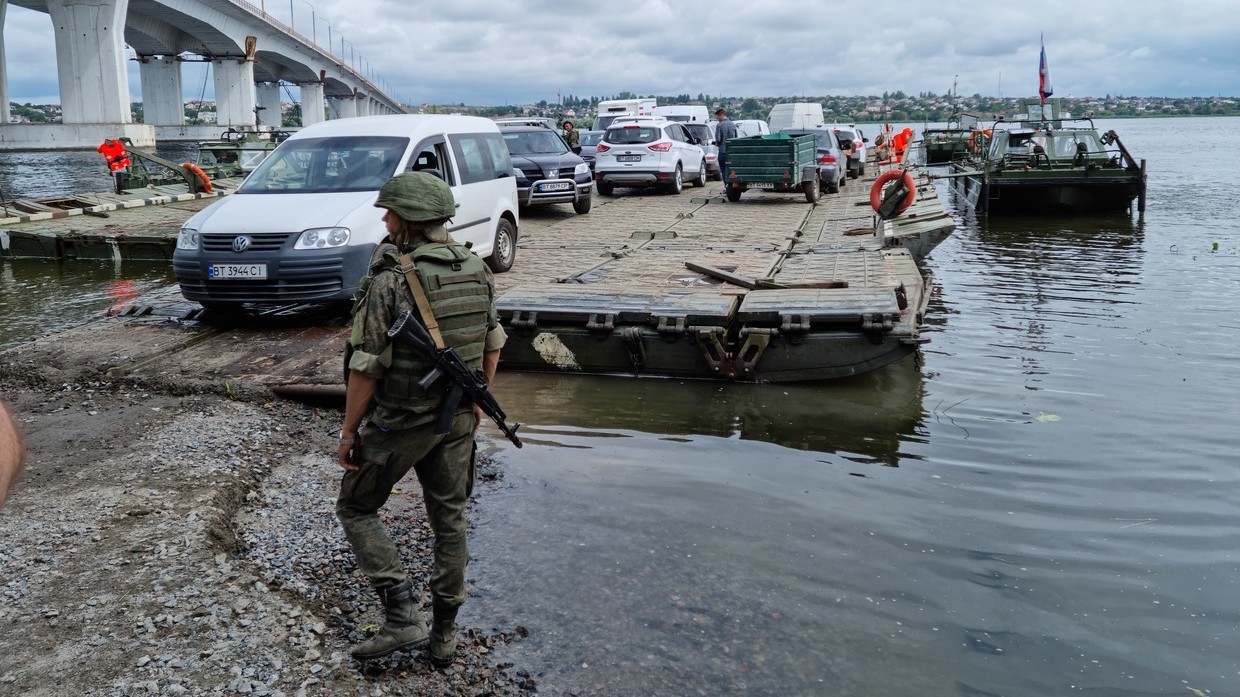 Quân đội Nga bắc cầu phao ở Kherson (ảnh: RT)