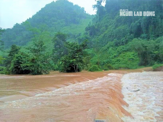 Hình ảnh các ngầm tràn đi qua khu vực xã miền núi Trường Sơn bị ngập sâu. Ảnh: Cụ Tráng