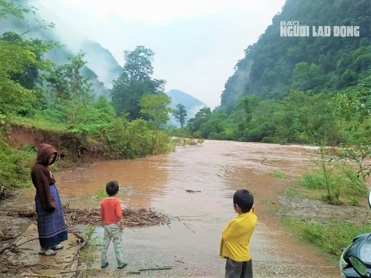 Tuyến đường độc đạo từ trung tâm xã vào bản Trung Sơn, xã Trường Sơn, huyện Quảng Ninh bị ngập sâu. Ảnh: Cụ Tráng