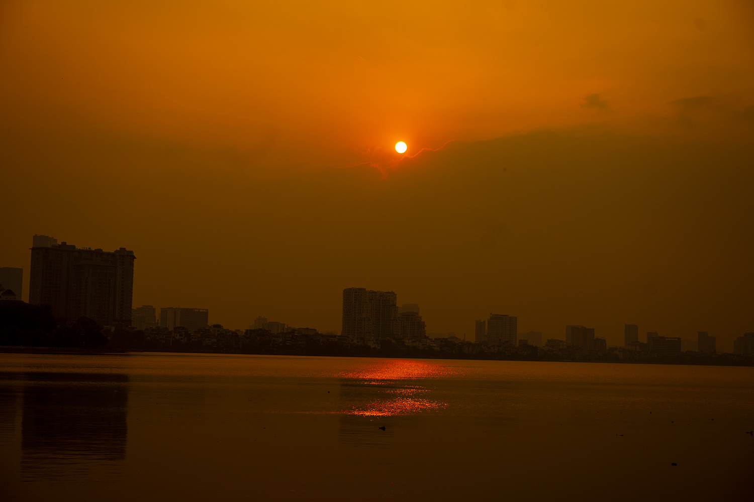 Chiêm ngưỡng hoàng hôn đỏ rực ở Hồ Tây, khoảnh khắc đẹp nhất trong ngày - 1