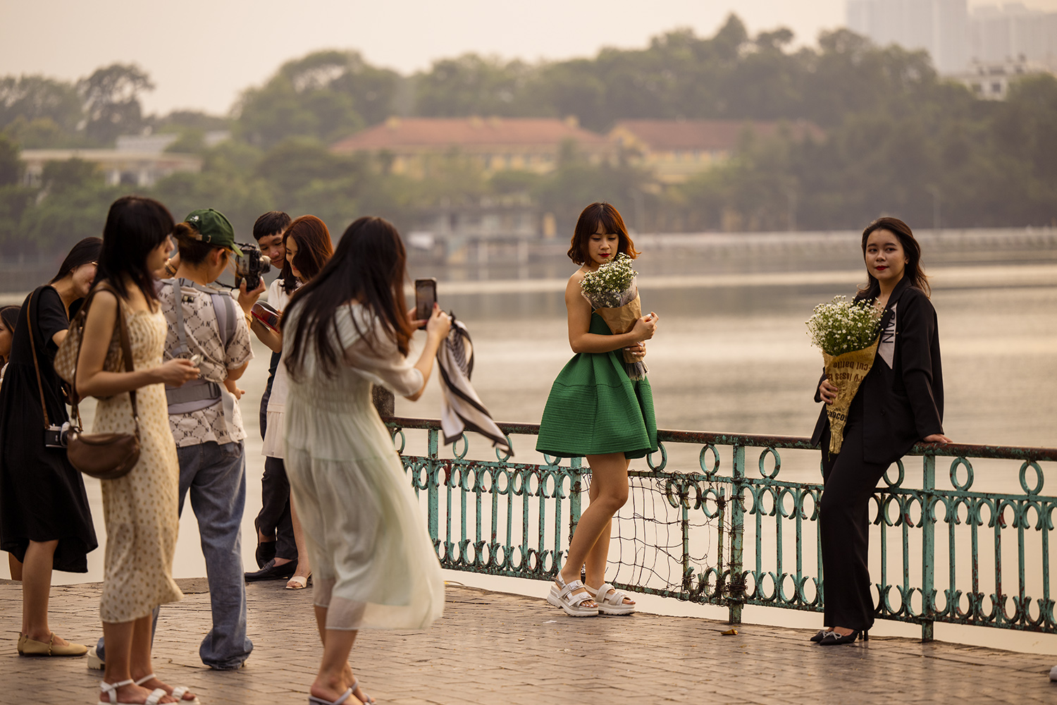 Ai cũng chuẩn bị những bộ trang phục thật đẹp phù hợp với bối cảnh làm sao có một bức hình thật đẹp nhất.