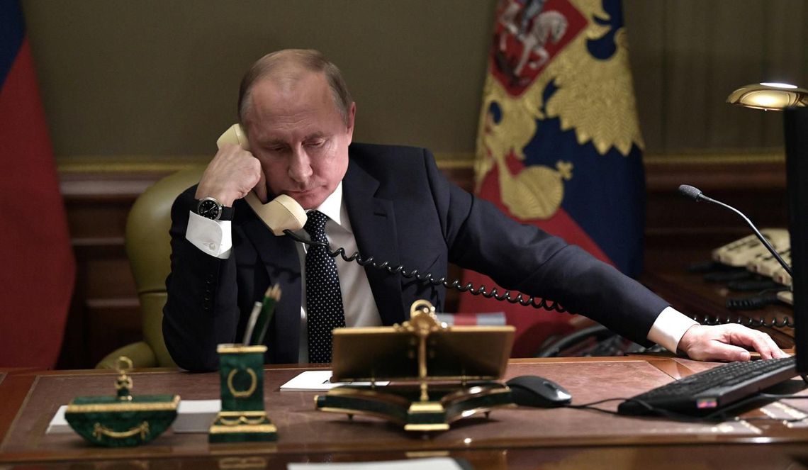 Tổng thống Nga Putin nói chuyện điện thoại (ảnh: TASS)