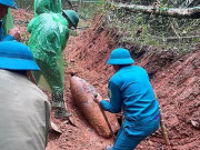 Tin tức trong ngày - Đào đất làm đường, tá hoả phát hiện quả bom dài 1,3m còn nguyên ngòi nổ