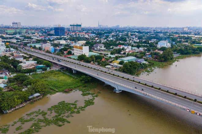 Cầu Phú Long với điểm đầu nằm trên đường Hà Huy Giáp, quận 12, TPHCM và điểm cuối giao với quốc lộ 13 tại huyện Thuận An, tỉnh Bình Dương. Cầu Phú Long có tổng chiều dài hơn 1.500m, trong đó phần cầu dài 595m, còn lại là đường dẫn hai đầu cầu.