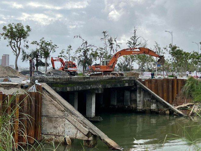 Các lực lượng vẫn đang tích cực khắc phục đoạn đường Hoàng Sa bị sụp xuống thành hố sâu hơn 2 mét, lòi dây cáp, ống nước sau trận mưa ngập đêm 14/10.