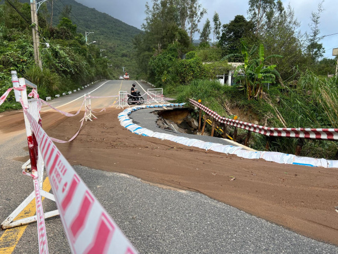 Đoạn đường sau chùa Linh Ứng bị sạt lở nghiêm trọng do lượng nước trên núi đổ xuống. Lực lượng chức năng tiến hành phong tỏa, đắp bao tải quanh miệng hố.