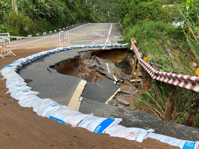 Địa điểm sạt lở kinh hoàng tạo nên hố sâu lên đến 2 mét, miệng hố dài gần chục mét