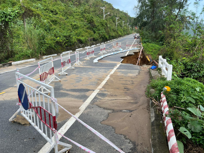 Cách đó không xa, một địa điểm sạt lở tương tự khiến taluy bị lún sâu, và vẫn còn nguy cơ sạt lở tiếp nếu mưa lớn.