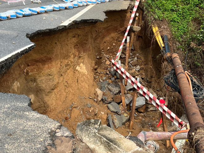 Hố sâu hơn 2 mét, miệng hố dài gần 3 mét, dây cáp, ống nước trơ trọi kèm theo đất đá, cây cối ngổn ngang.