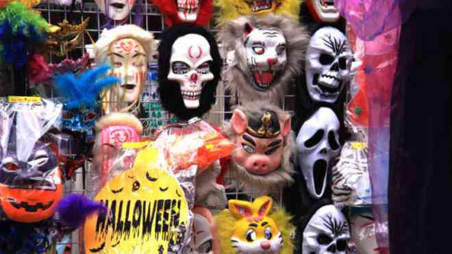 Cảnh báo nhiều trẻ bị bỏng rộp, đau rát da, nguy hiểm đến sức khoẻ vì đồ hóa trang Halloween - 3