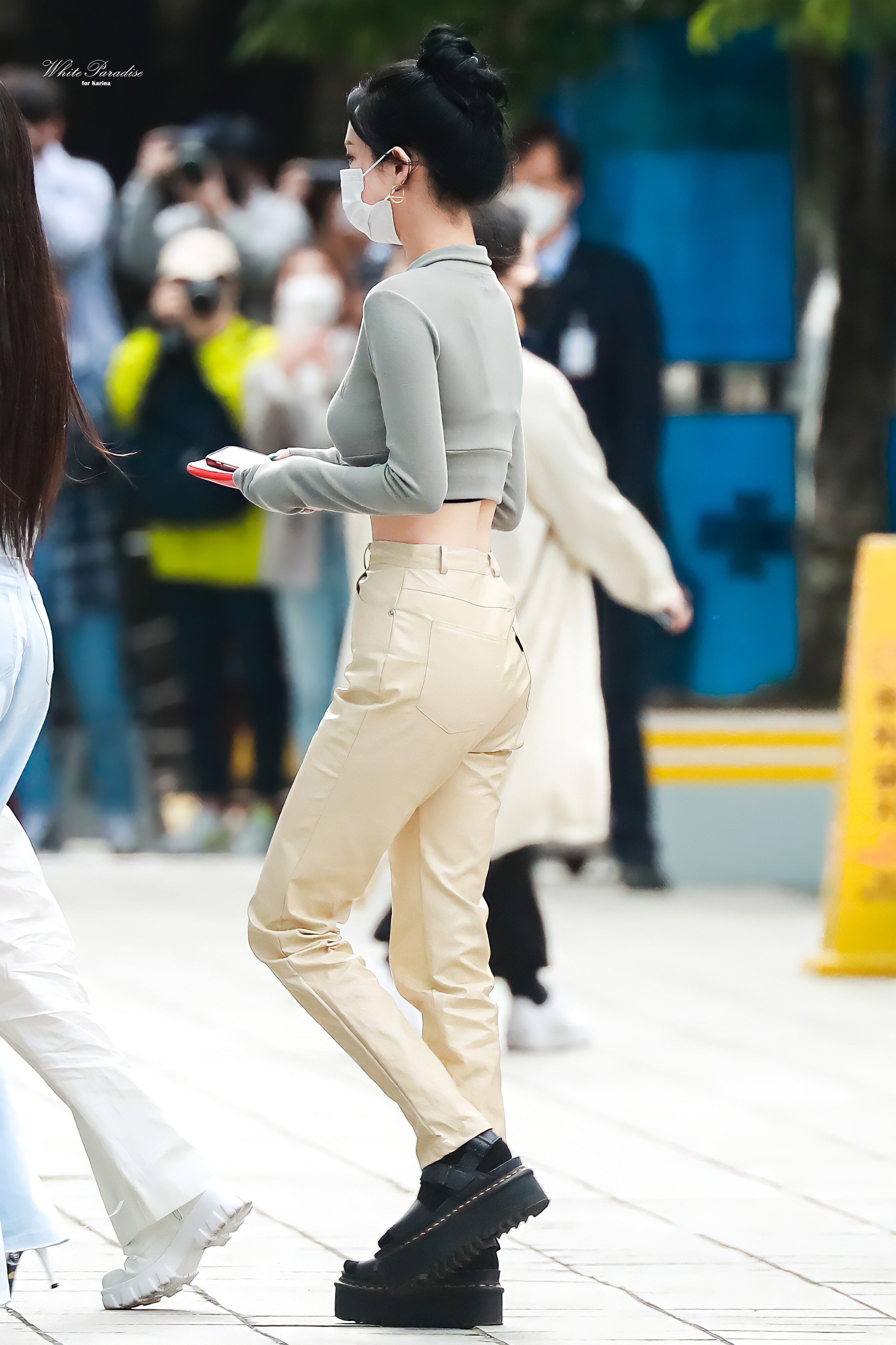 Các thiếu nữ Hàn Quốc chuộng mốt áo ngắn khoe eo, tạo tỷ lệ 1/3 siêu tưởng - 8