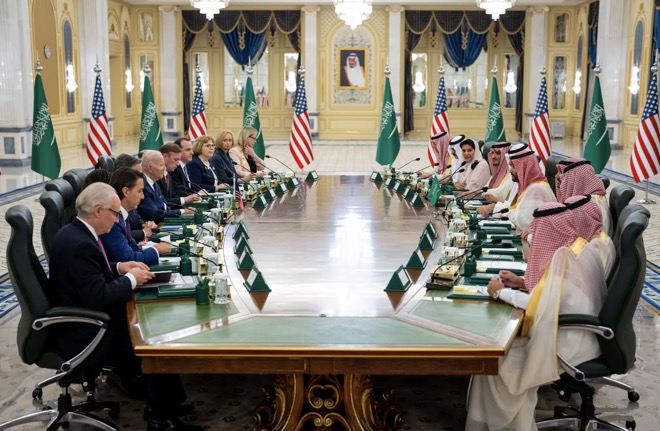 Ông Biden và phái đoàn Mỹ gặp thái tử Ả Rập Saudi Mohammed bin Salman.