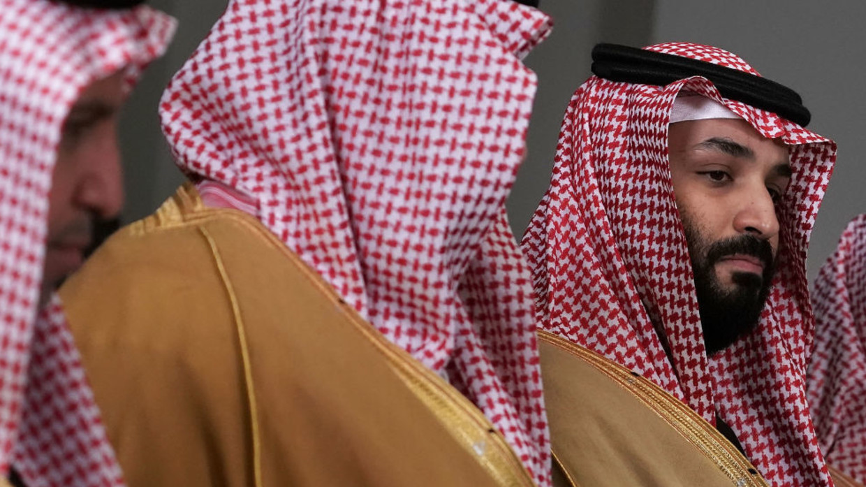 Thái tử Ả Rập Saudi Mohammed bin Salman (phải)&nbsp;hiện là nhà lãnh đạo thực tế của vương quốc.