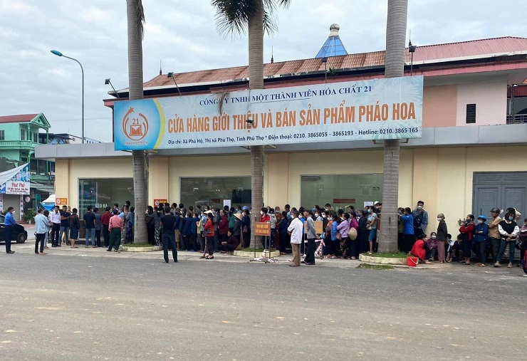 Hàng trăm người xếp hàng mua pháo hoa trước cửa hàng giới thiệu và bán sản phẩm pháo hoa. (Ảnh: Trần Trung).