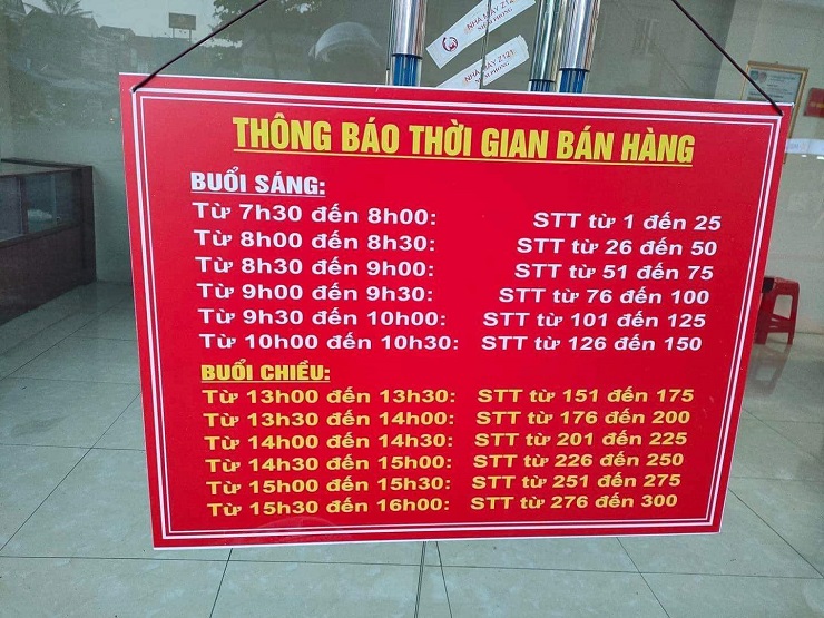 Bảng thông báo giờ bán hàng theo số thứ tự của cửa hàng để tránh chen lấn, xô đẩy, tập trung đông người.