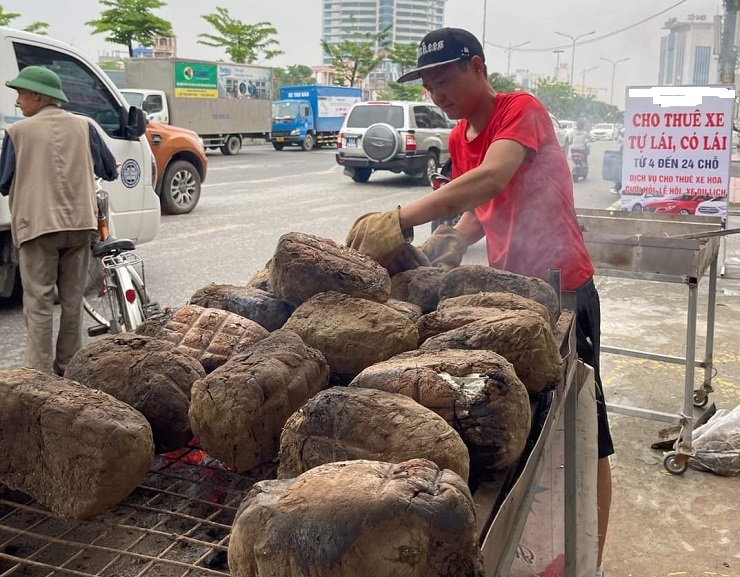 Với số vốn đầu tư chỉ vài triệu đồng, hàng gà nướng đất sét của anh Thăng mỗi ngày bán hàng trăm con.