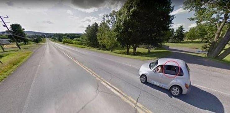Nhân vật kỳ lạ ở ghế sau ô tô được chụp lại bởi Google Earth.