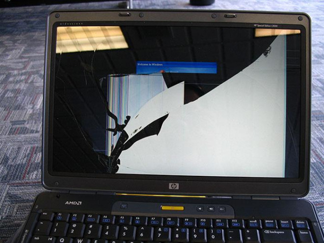 Người phụ nữ từ chối chi trả phí sửa chiếc laptop mà con đã làm hỏng. Ảnh minh họa: Bruce Turner