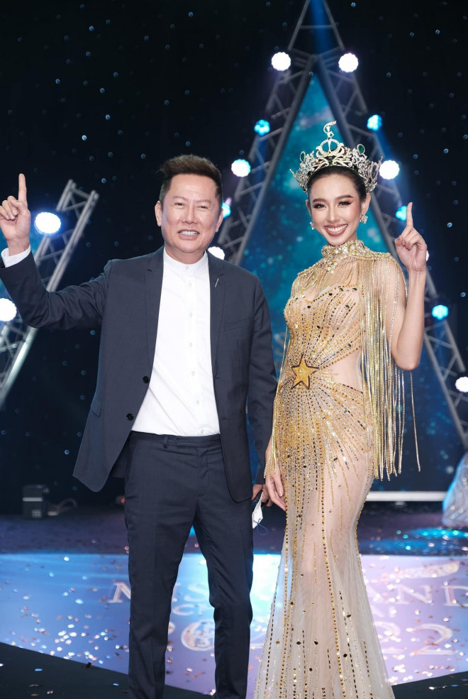 Ông Nawat và Hoa hậu Hoà bình Nguyễn Thúc Thuỳ Tiên. Ảnh: Miss Grand International.