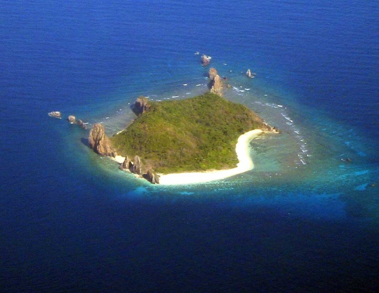 10. Đảo Rùa ở Philippines có hình dạng giống con rùa, là một phần của quần đảo đá vôi lớn hơn ở Pangasinan. Đây là một điểm đến nổi tiếng, không chỉ nhờ vào hệ thống đá vôi bao phủ cây cối kỳ lạ mà còn có các động vật hoang dã quý hiếm. Có rất nhiều hang động dễ dàng tiếp cận để khám phá tại đây.
