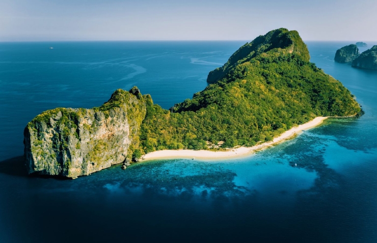 11. Đảo Dilumacad được tìm thấy ở El Nido, Palawan, thu hút sự chú ý của du khách vì nó trông giống như một chiếc trực thăng không có cánh quạt. Khi tới gần hòn đảo này, bạn sẽ thấy những vách đá cao chót vót và những khu rừng nhiệt đới xanh thẫm. Đừng quên phóng tầm mắt xuống từ đuôi máy bay trực thăng để thấy bãi biển cát trắng bên dưới.
