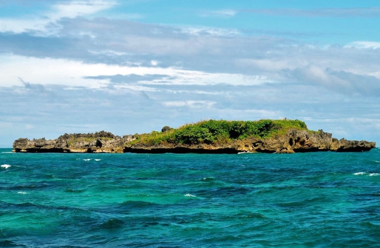12. Philippines có một hòn đảo có hình dạng giống một con cá sấu. Địa điểm này nằm gần bãi biển nổi tiếng nhất – Boracay. Hòn đảo này được đặt tên là đảo Cá sấu vì hình dạng kỳ quặc của nó. Ngoài ra, đảo Cá sấu chỉ cách Boracay 20 phút đi thuyền.
