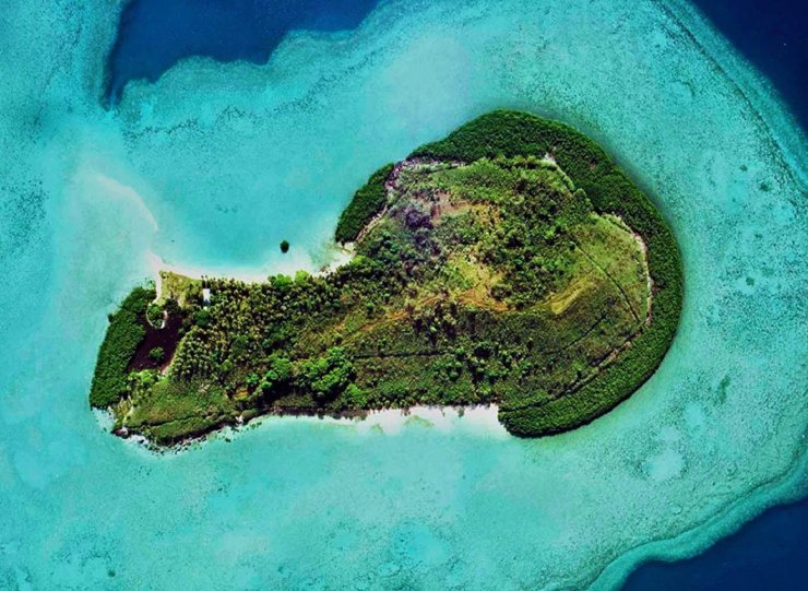 13. Đảo Penis (đảo dương vật) là một địa điểm nghỉ dưỡng thiên đường ở Fiji. Tên thật của hòn đảo là đảo Mavuva, nó nằm ngay ngoài khơi bờ biển phía bắc của hòn đảo lớn thứ 2 của Fiji - Vanua Levu. Mavuva nằm trong một đầm phá san hô được bảo vệ với nhiều loại sinh vật biển và nằm hoàn toàn trong rạn san hô lớn thứ 3 thế giới - Great Sea Reef.
