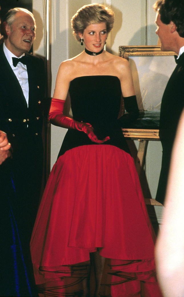 Phong cách thời trang tinh tế của Công nương Diana vẫn tạo nguồn cảm hứng đến tận ngày nay - 3