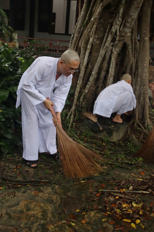 Hình ảnh MC Đại Nghĩa xuống tóc đi học gieo duyên ở một ngôi chùa ở Huế.