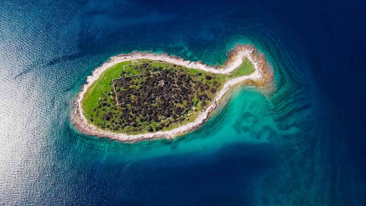 3. Đảo Gaz là một trong 14 hòn đảo nhỏ tạo nên quần đảo Brijuni ở biển Adriatic, ngoài khơi bờ biển Croatia. Là một trong những vùng đất nhỏ nhất và cực tây ở Brijuni, đảo Gaz trông giống như một con cá khi nhìn từ trên cao. 
