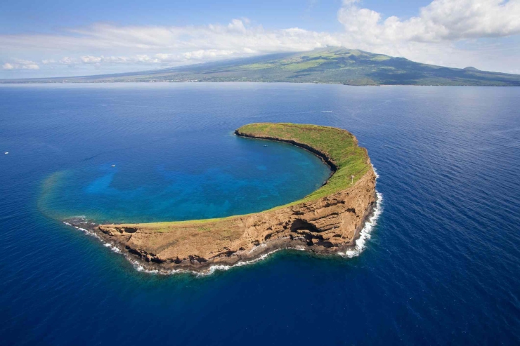 4. Hòn đảo Molokini ở Hawaii trông giống như một mặt trăng lưỡi liềm khi nhìn từ trên cao. Hình dạng của Molokini khiến nó trở thành điểm thu hút đối với những người thích lặn biển. Hình lưỡi liềm của hòn đảo bảo vệ các rạn san hô và tạo ra các điều kiện lý tưởng dưới nước. 
