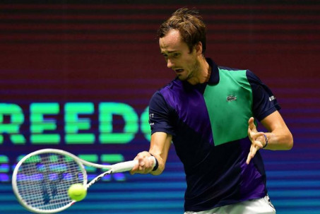 Clip nóng tennis: Medvedev "biến hình" chạm bóng khiến Thiem "ngả mũ"