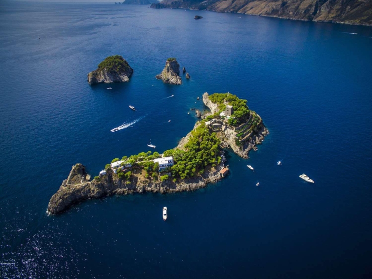 5. 3 vùng đất nhỏ ngoài khơi bờ biển Amalfi đẹp như tranh vẽ nổi tiếng của Italia tạo thành quần đảo Li Galli. Hòn đảo lớn nhất trong số 3 hòn đảo là Gallo Lungo, đôi khi được mô tả giống hình lưỡi liềm, hoặc giống như một con cá heo khi nhìn ở một số góc độ nhất định. 
