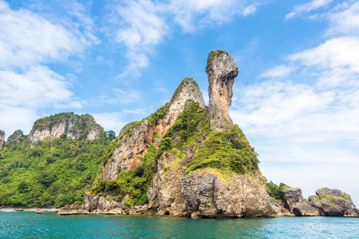 6. Đảo Gà có hình dạng đặc biệt nhất trong số các hòn đảo ở Thái Lan. Ở một đầu của hòn đảo này, du khách nhìn thấy một khối đá cao chót vót giống như đầu và cổ vươn ra của một con gà. Phần đất liền của hòn đảo được bảo vệ như một phần của công viên quốc gia. 
