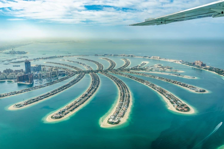 7. Đảo Palm Jumeirah ở Dubai được hoàn thành vào năm 2006, ngay lập tức gây tiếng vang bởi nó có hình dáng giống một cây cọ. Các khách sạn, trung tâm thương mại và các khu vui chơi giải trí bao phủ “thân cây” của cây cọ, và các biệt thự tư nhân được xây dựng trên “nhánh cây”. Có một tuyến tàu điện kết nối các khu vực lại với nhau.
