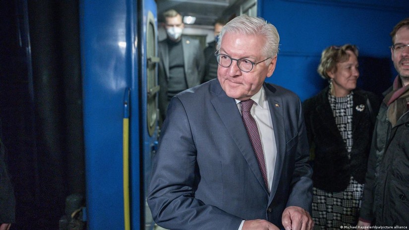 Tổng thống Đức Steinmeier trong chuyến thăm Kiev (ảnh: DW)