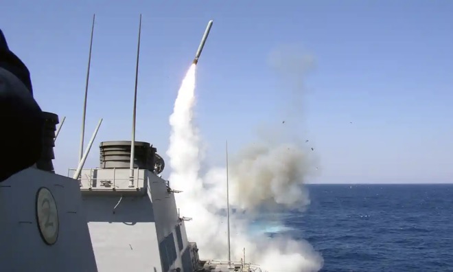 Tàu chiến Mỹ phóng tên lửa hành trình Tomahawk.