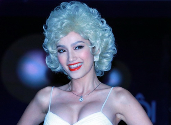 Trương Tri Trúc Diễm đội tóc giả, mặc váy hai dây khéo khoe vòng 1 gợi cảm khi cosplay Marilyn Monrore.
