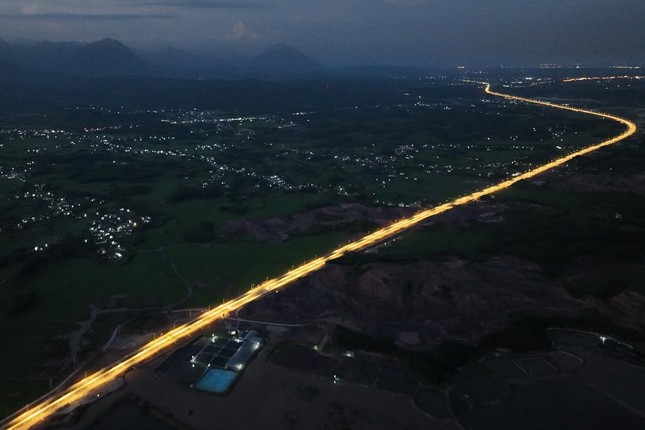 Vì sao cao tốc đẹp nhất Việt Nam có chiếu sáng thông minh nhưng... tối om? - 1